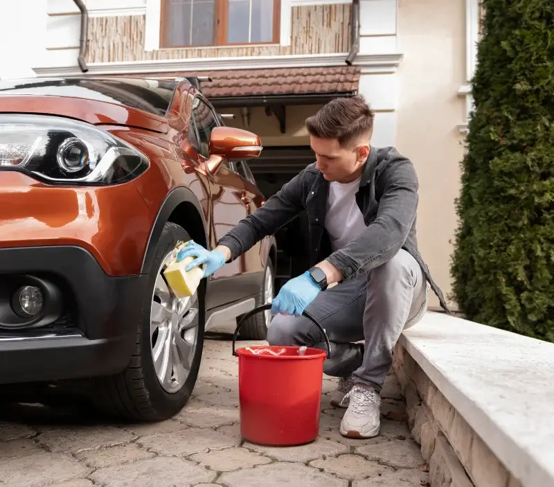 Lavage auto à domicile Jardres : professionnel intervenant sur un véhicule